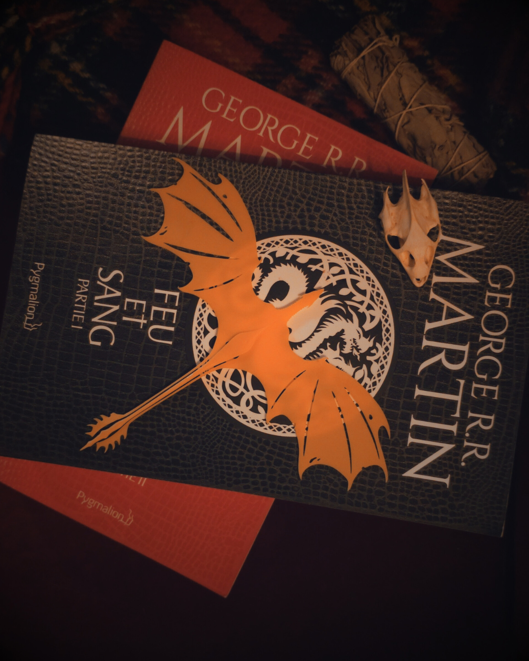 Ce marque-page dragon en résine jaune, inspiré de Syrax, sublime vos lectures fantasy. Un accessoire unique pour passionnés de House of the Dragon et bookstagram.