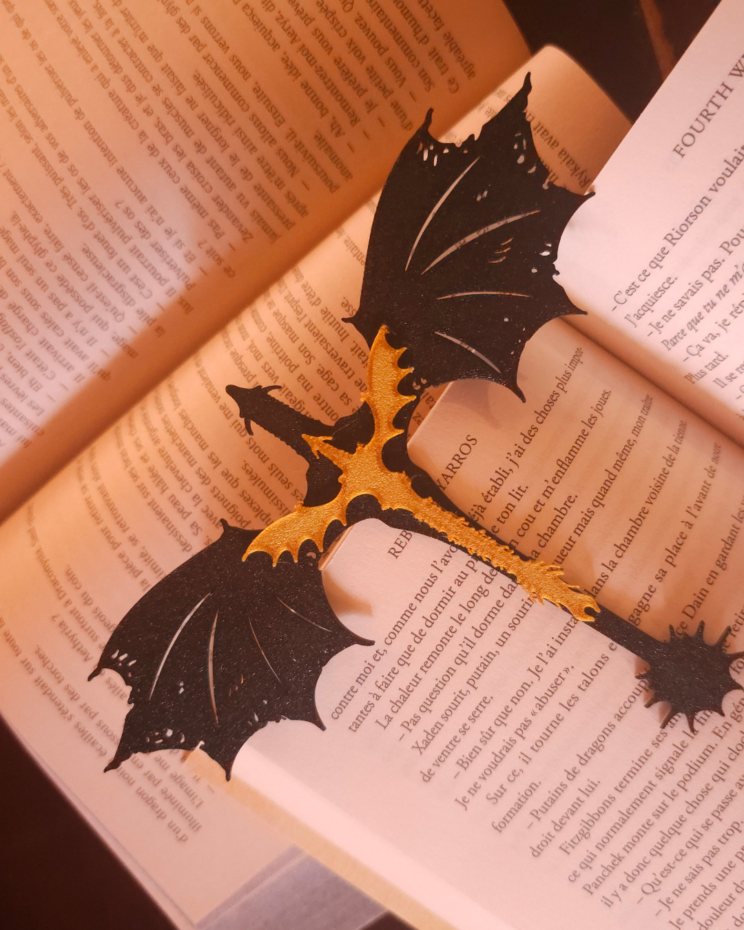 Marque-page dragon artisanal inspiré de Tairn et Andarna, conçu en PLA robuste avec pince intégrée pour accompagner vos lectures de fantasy et romantasy.
