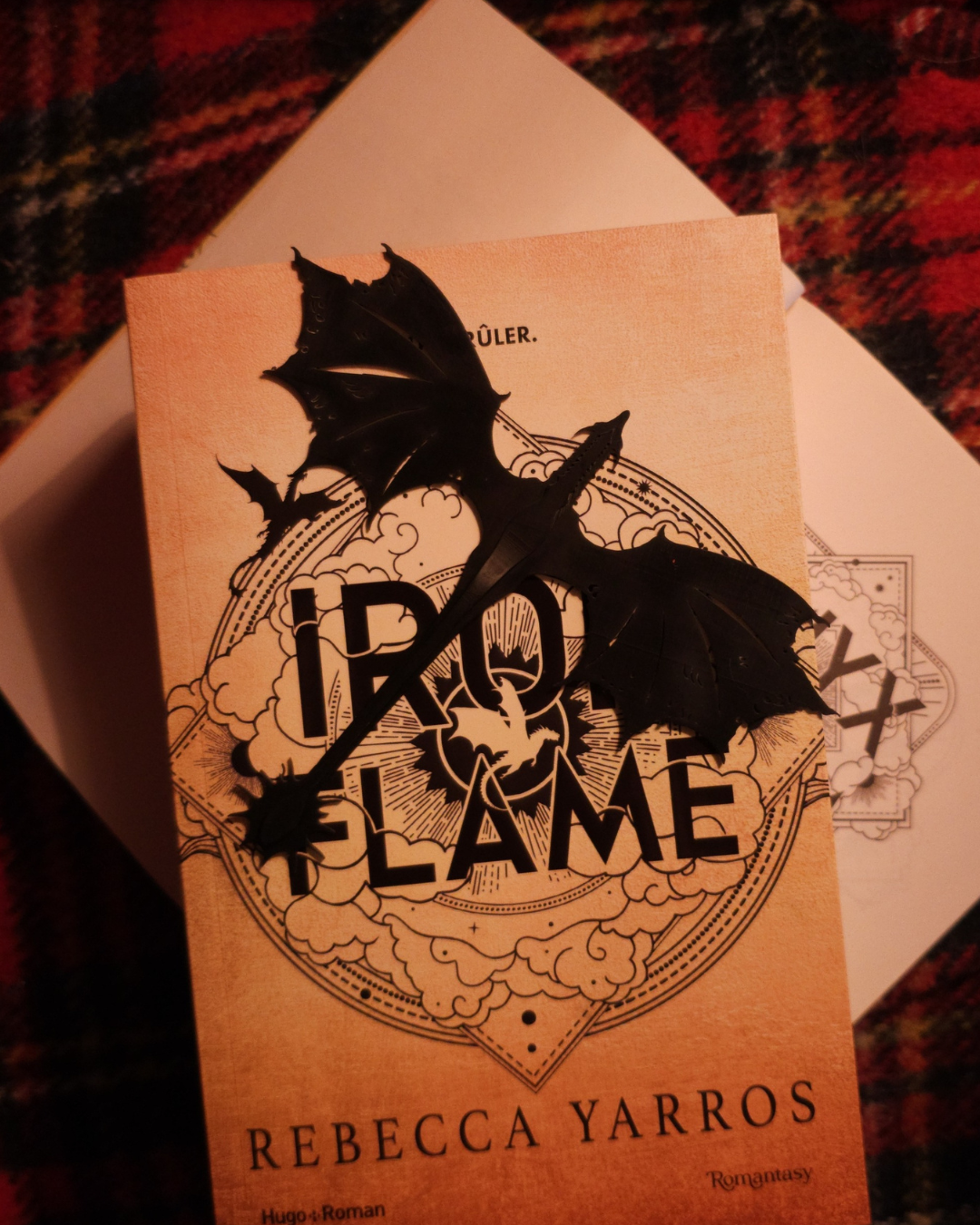 Marque-page dragon noir placé sur la couverture du roman Iron Flame de Rebecca Yarros, parfait pour fans de Fourth Wing et de romantasy.