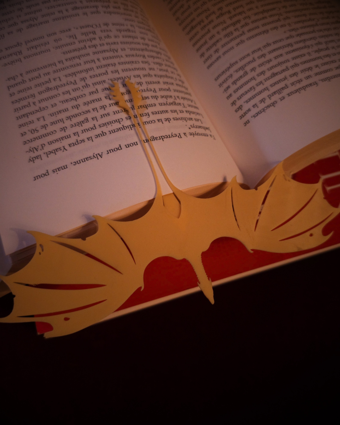 Gros plan sur ce marque-page dragon Syrax en résine jaune, pensé pour les amoureux de fantasy. Un indispensable pour lecteurs passionnés et booktok lovers.