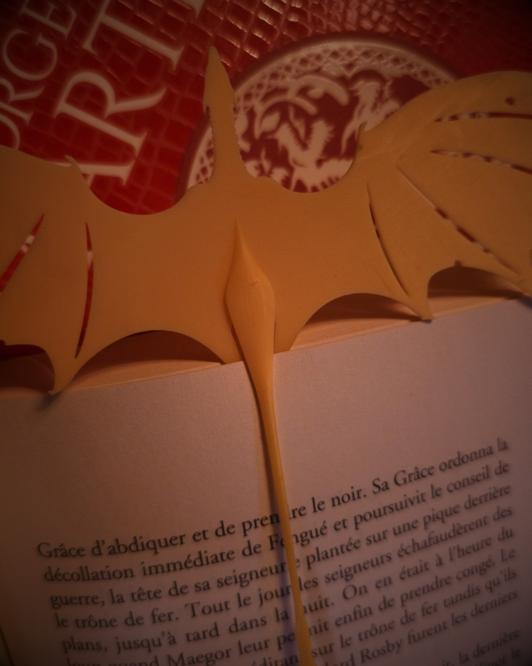 Ce marque-page dragon en résine jaune accompagne vos lectures fantasy. Inspiré de Syrax, il séduira les fans de George R.R. Martin et la communauté bookstagram.