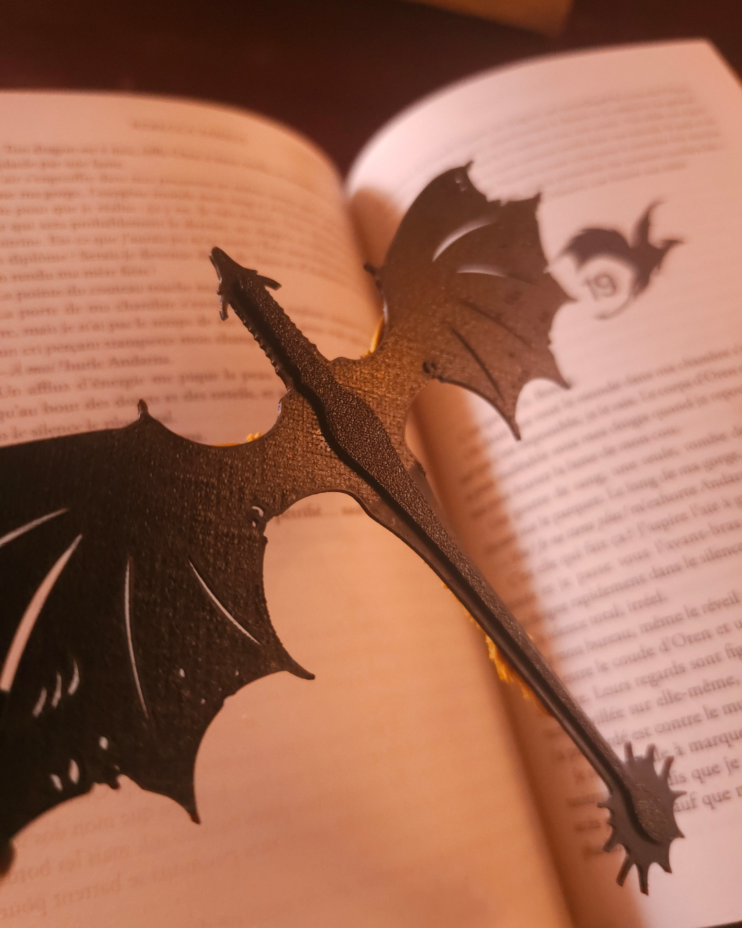 Profil du marque-page dragon en PLA montrant son système de pince conçu pour tenir les pages sans glisser.