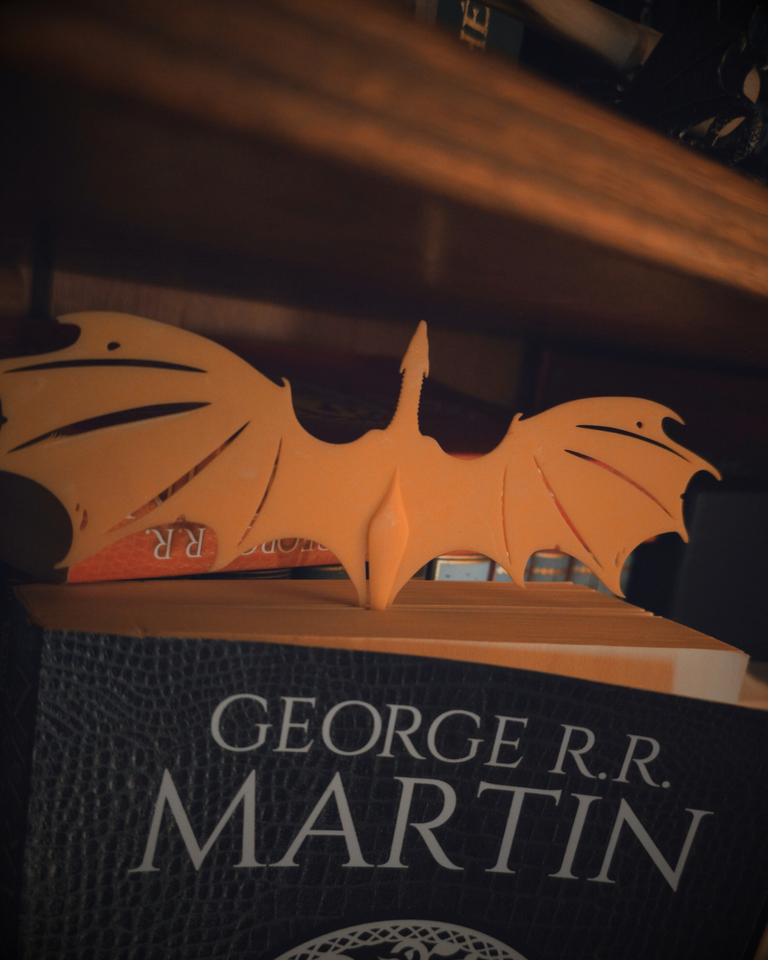 Plongez dans vos lectures fantasy avec ce marque-page en résine jaune aux ailes de dragon. Inspiré de Syrax, il est parfait pour les fans de booktok.