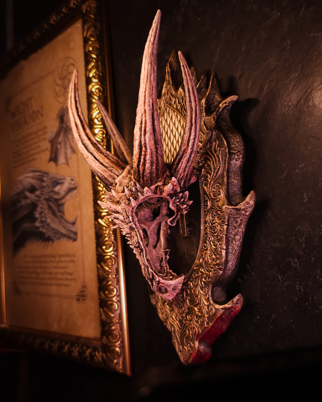 Crâne de dragon undead exposé comme un trophée mural, entouré d’éléments décoratifs médiévaux, bougies et cadre ancien, créant une ambiance dark fantasy.