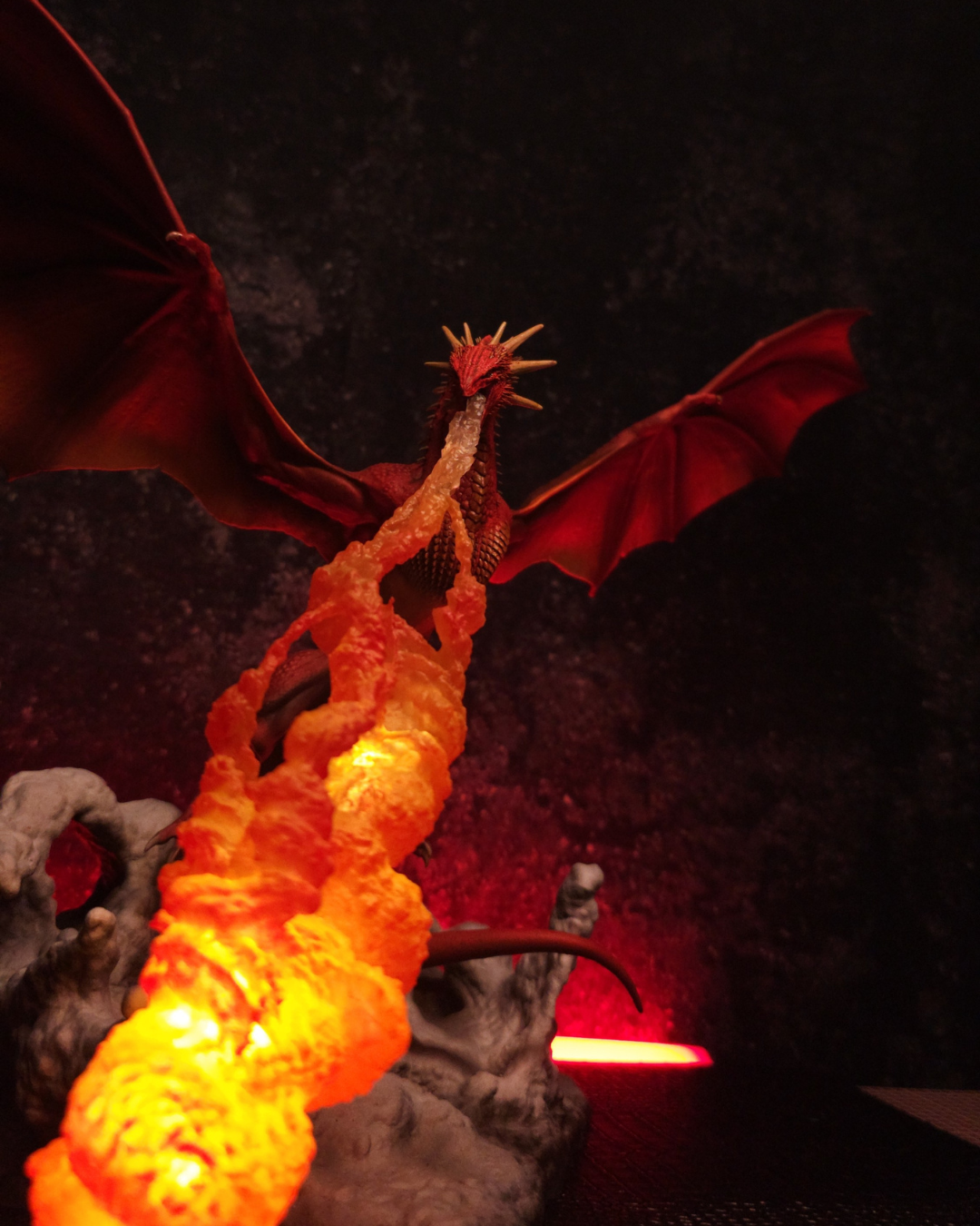 Meleys en pleine attaque avec effet flammes réaliste. Figurine en résine peinte à la main inspirée de House of the Dragon.