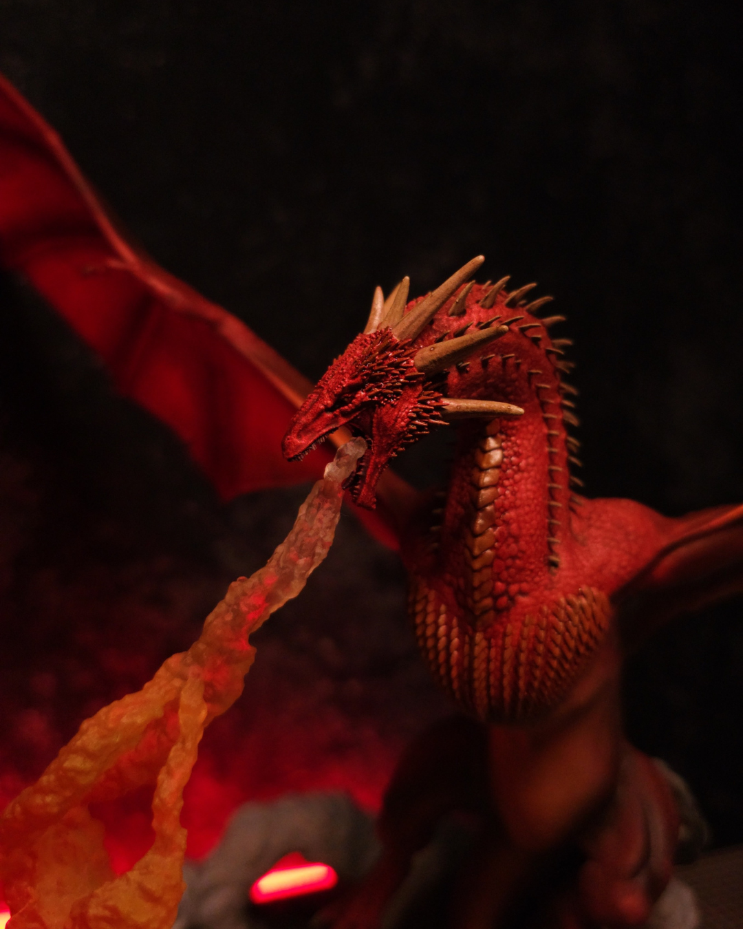 Gros plan de la figurine du dragon Meleys crachant du feu, avec des détails d’écailles ultra réalistes. Figurine peinte à la main inspirée de House of the Dragon.