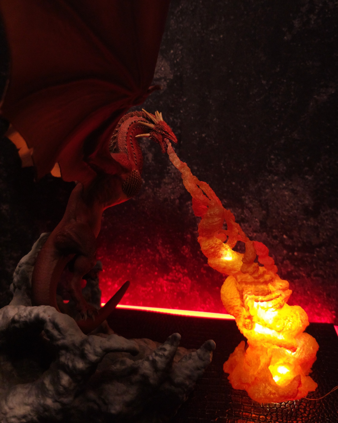 Vue latérale du dragon Meleys avec effet souffle de feu dynamique. Figurine fantasy en résine peinte à la main pour collectionneurs.