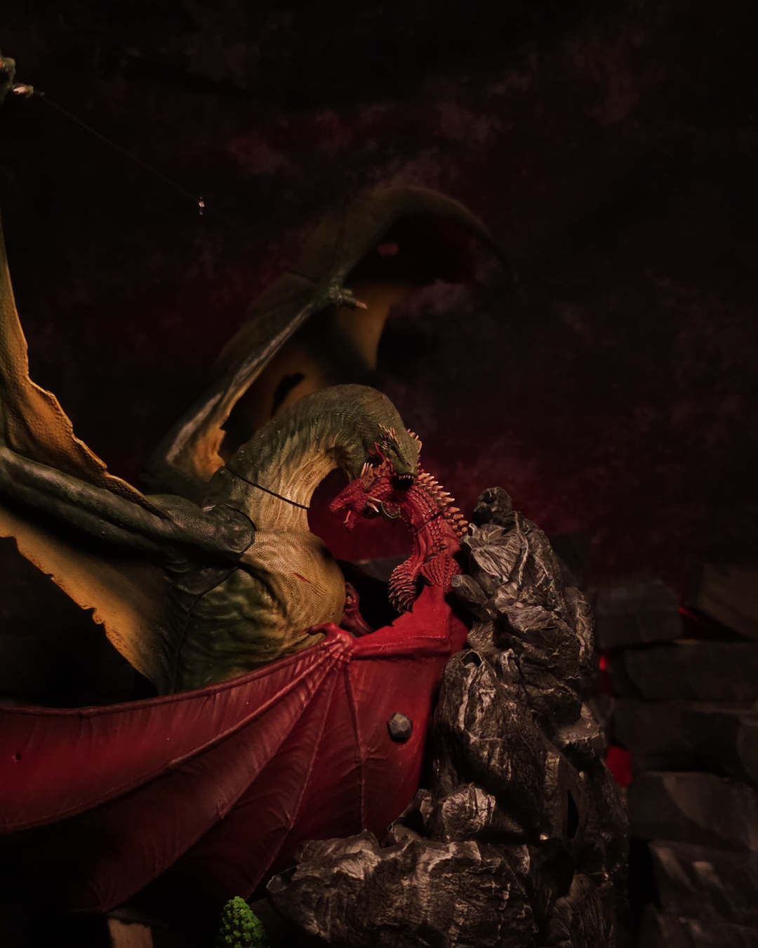 Gros plan sur les écailles et les cornes de la figurine Danse des Dragons, finition artisanale digne de House of the Dragon.