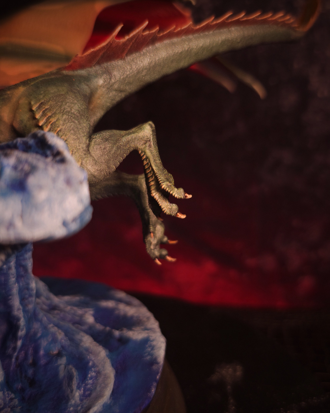 Vue rapprochée des pattes griffues de Vermax révélant les détails de la sculpture et de la peinture de cette figurine en résine, inspirée du dragon de Jacaerys Targaryen dans House of the Dragon.