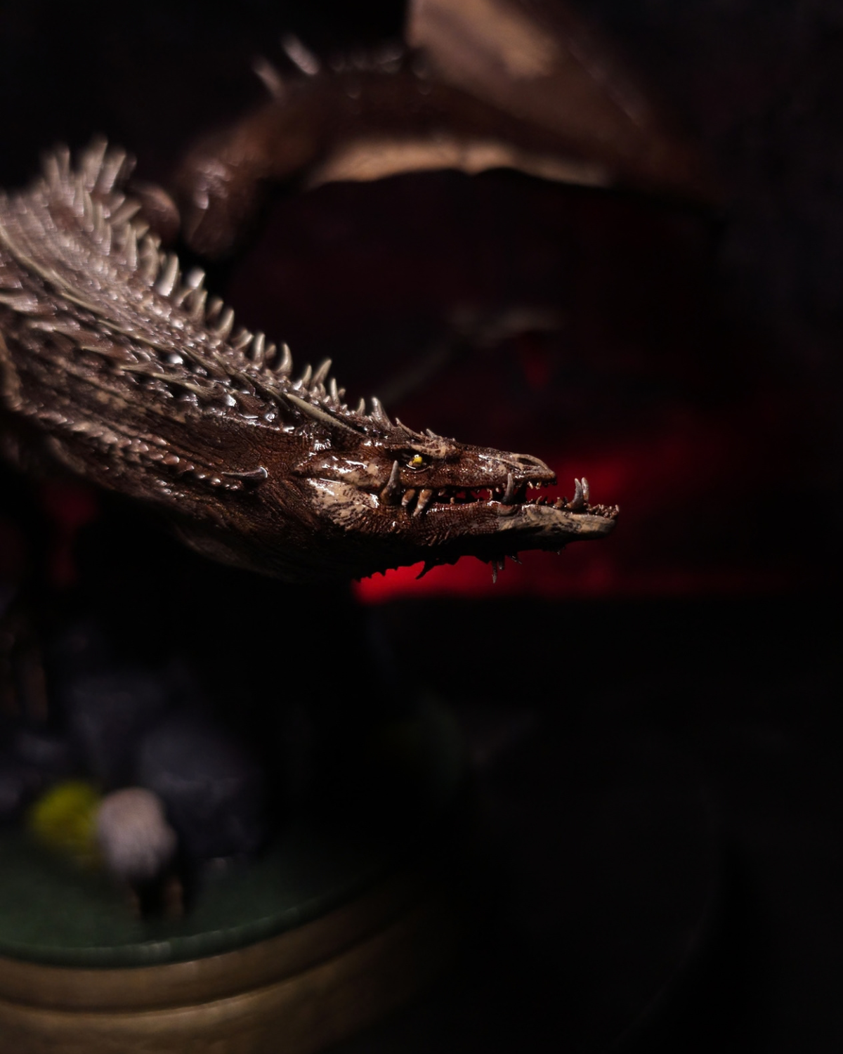 Vue de profil de la tête de Sheepstealer, figurine de collection House of the Dragon, avec ses cornes pointues, son œil jaune et sa gueule entrouverte.