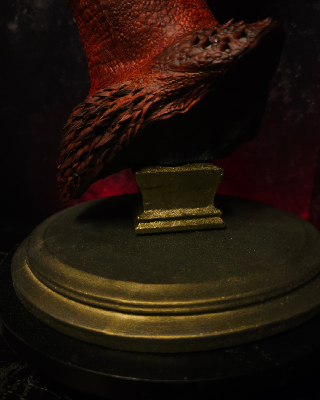 Vue détaillée de la base du buste de dragon avec texture d’écailles et socle peint effet bronze vieilli pour décoration fantasy haut de gamme.