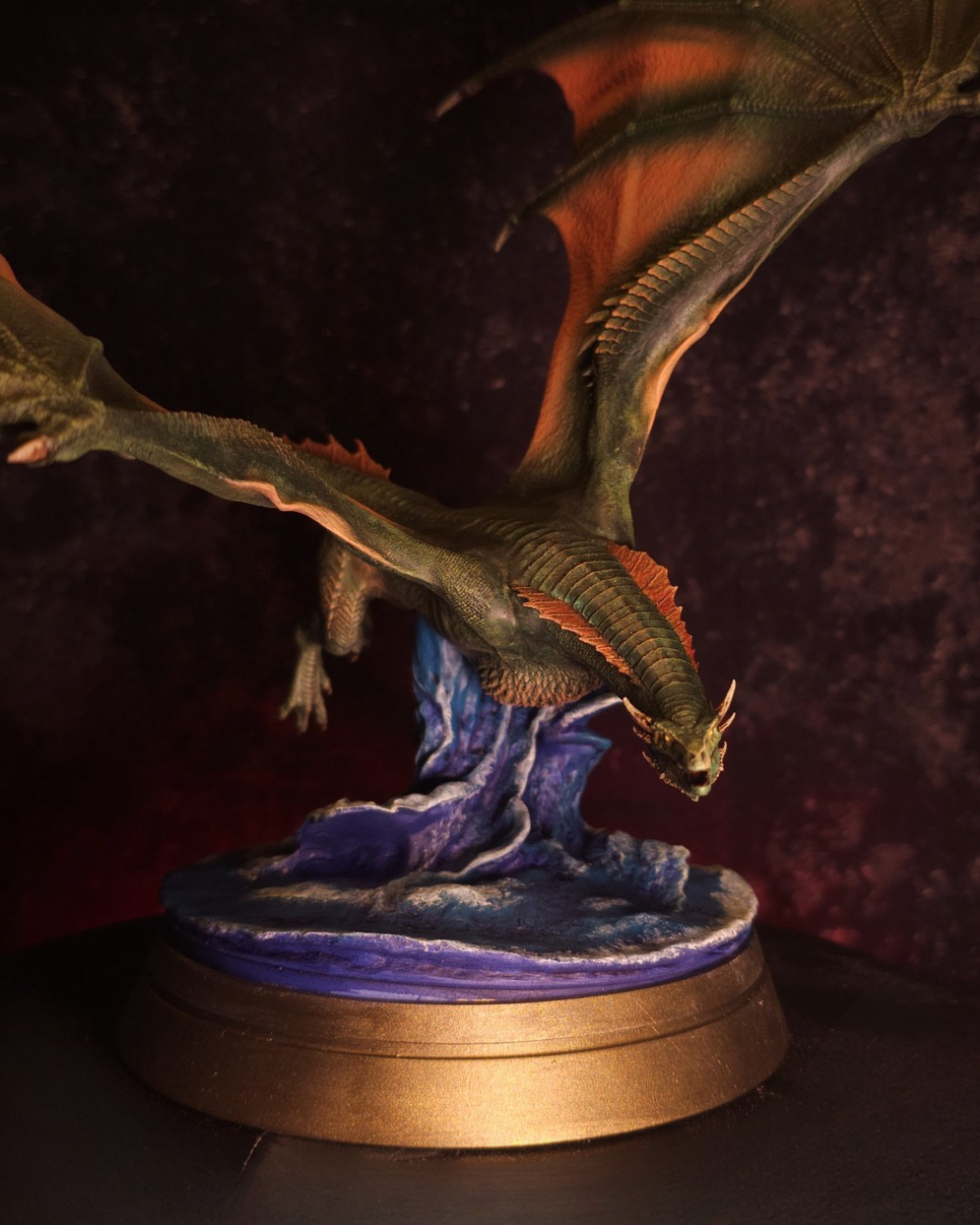 Figurine collector de Vermax en résine peinte à la main, inspirée du dragon monté par Jacaerys Targaryen dans House of the Dragon, présentée sur un socle représentant une mer déchaînée.