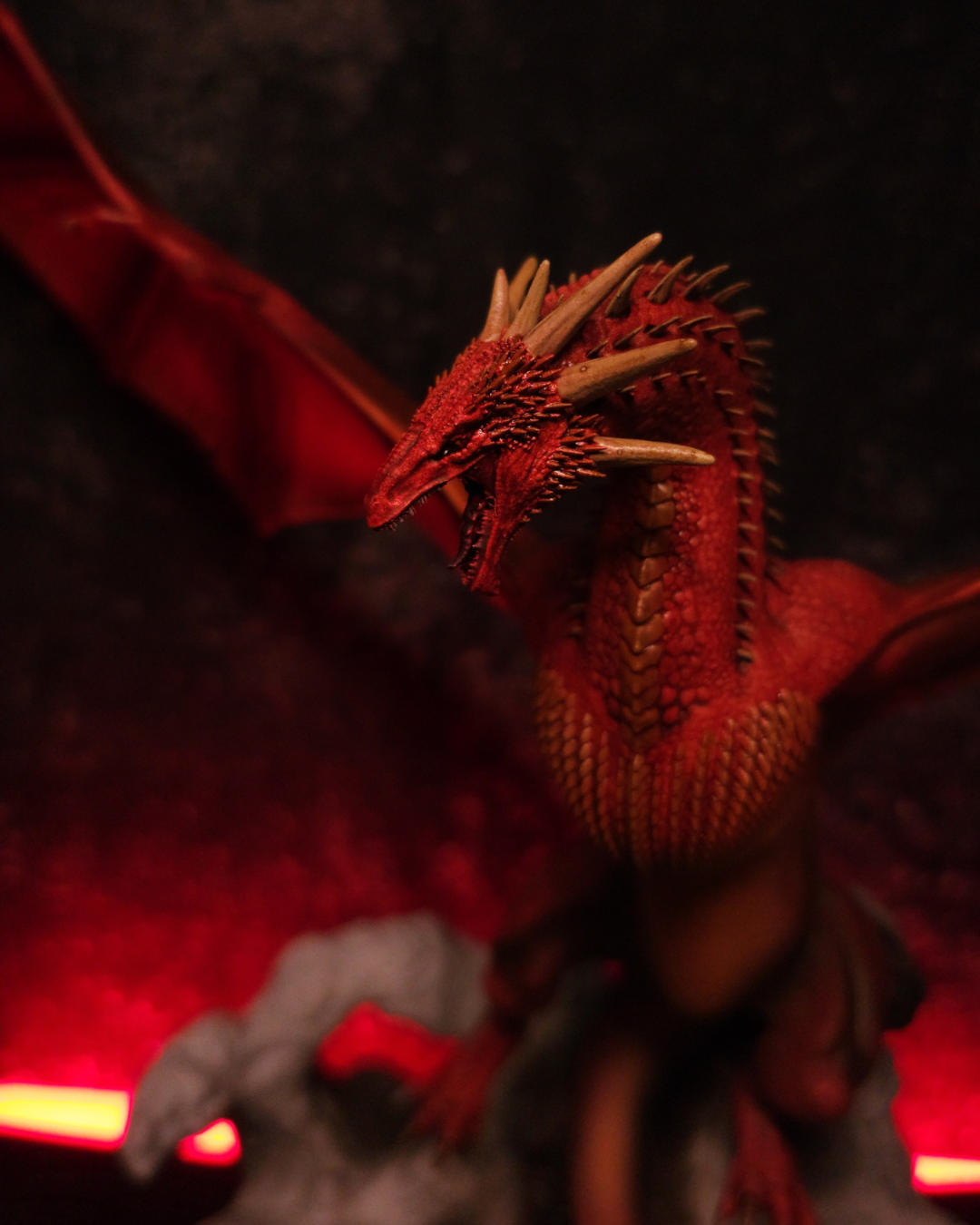 Gros plan sur la tête du dragon Meleys avec détails précis de sculpture et peinture. Figurine inspirée de House of the Dragon.