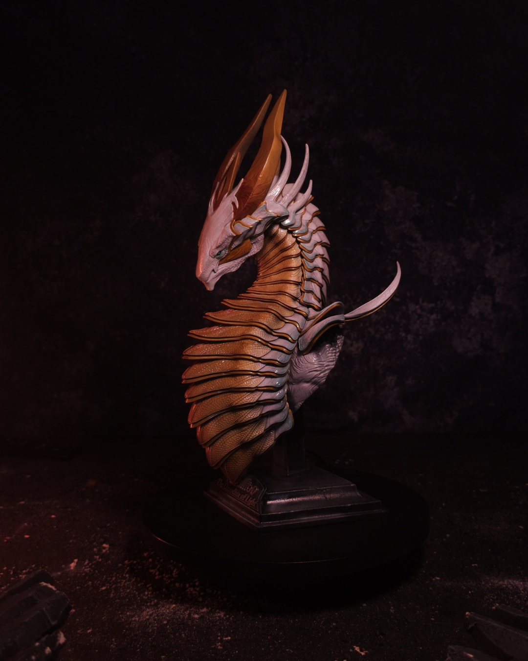 Profil détaillé du buste Valtallion, dragon mythique. Figurine en résine peinte à la main, fruit d’une collaboration avec Black Forge Games.