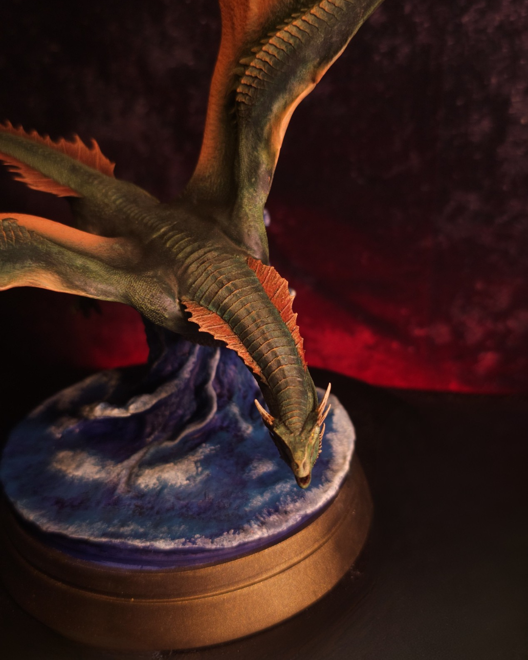 Vue du dessus de la figurine de Vermax révélant les détails des écailles, des cornes et de la crête dorsale du dragon de Jacaerys Targaryen lors de la Battle of the Gullet.
