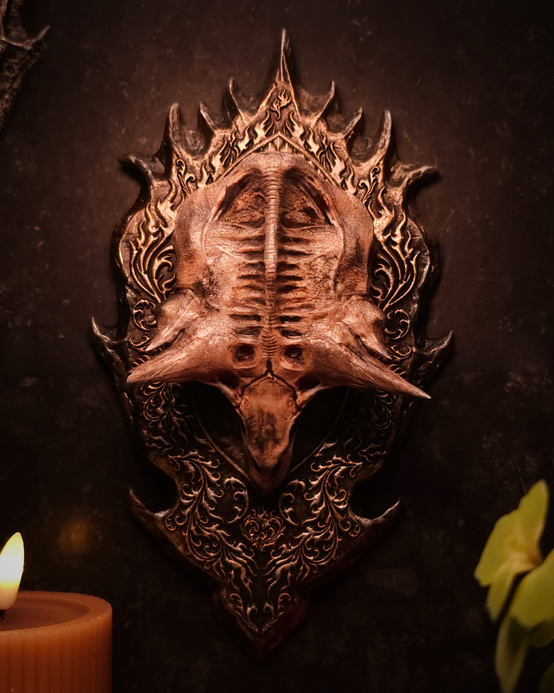 Vue arrière du crâne de dragon Caraxes fixé sur un support mural ornemental, révélant la structure osseuse et les reliefs du crâne dans un décor fantasy gothique.