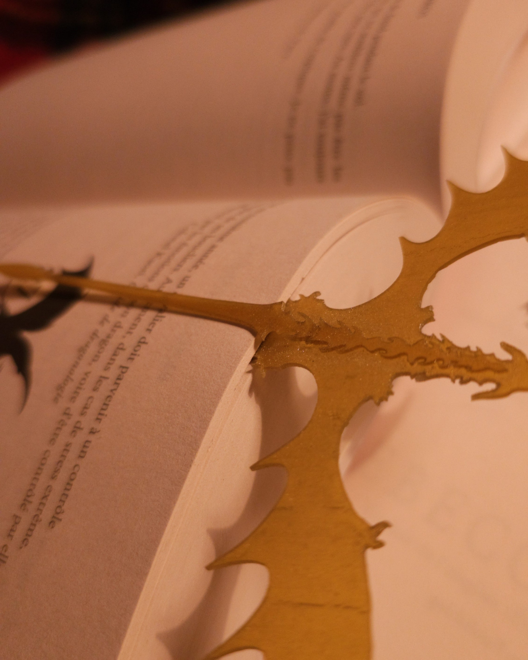 Vue rapprochée de la structure des ailes et du corps du marque-page dragon doré Gold Feathertail. La précision de l’impression 3D met en avant la texture et les écailles du dragon, rappelant l’univers Fourth Wing. Une pièce élégante pour collectionneurs et lecteurs de romantasy.