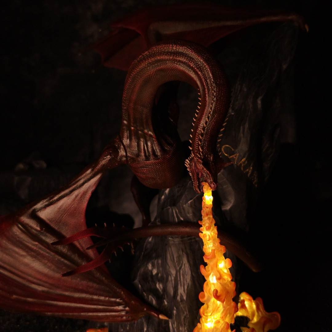 Figurine impression 3D de Caraxes the Blood Wyrm, dragon rouge emblématique de House of the Dragon, ailes déployées au-dessus des flammes