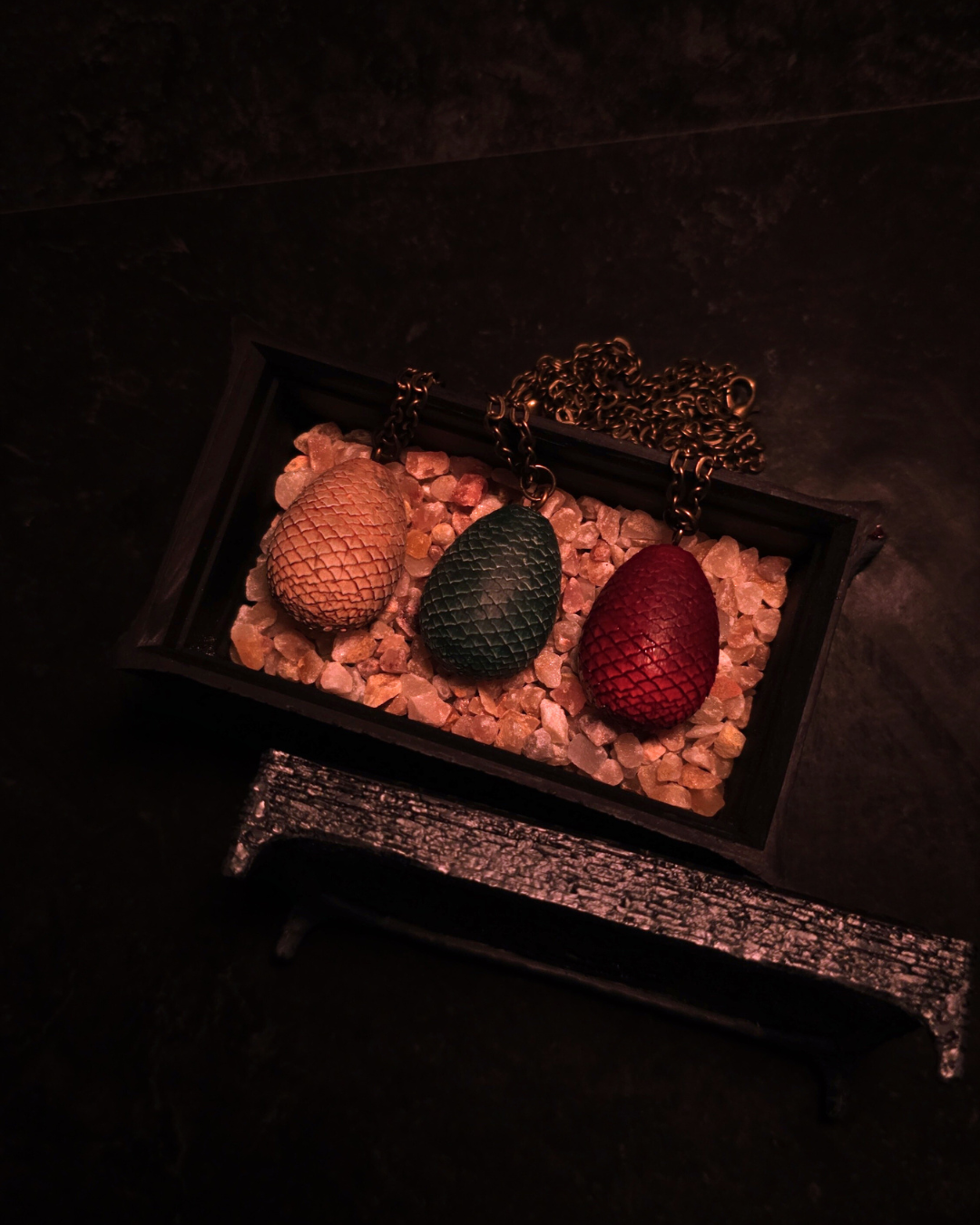 Coffret Targaryen contenant trois pendentifs œufs de dragons – Drogon, Rhaegal et Viserion