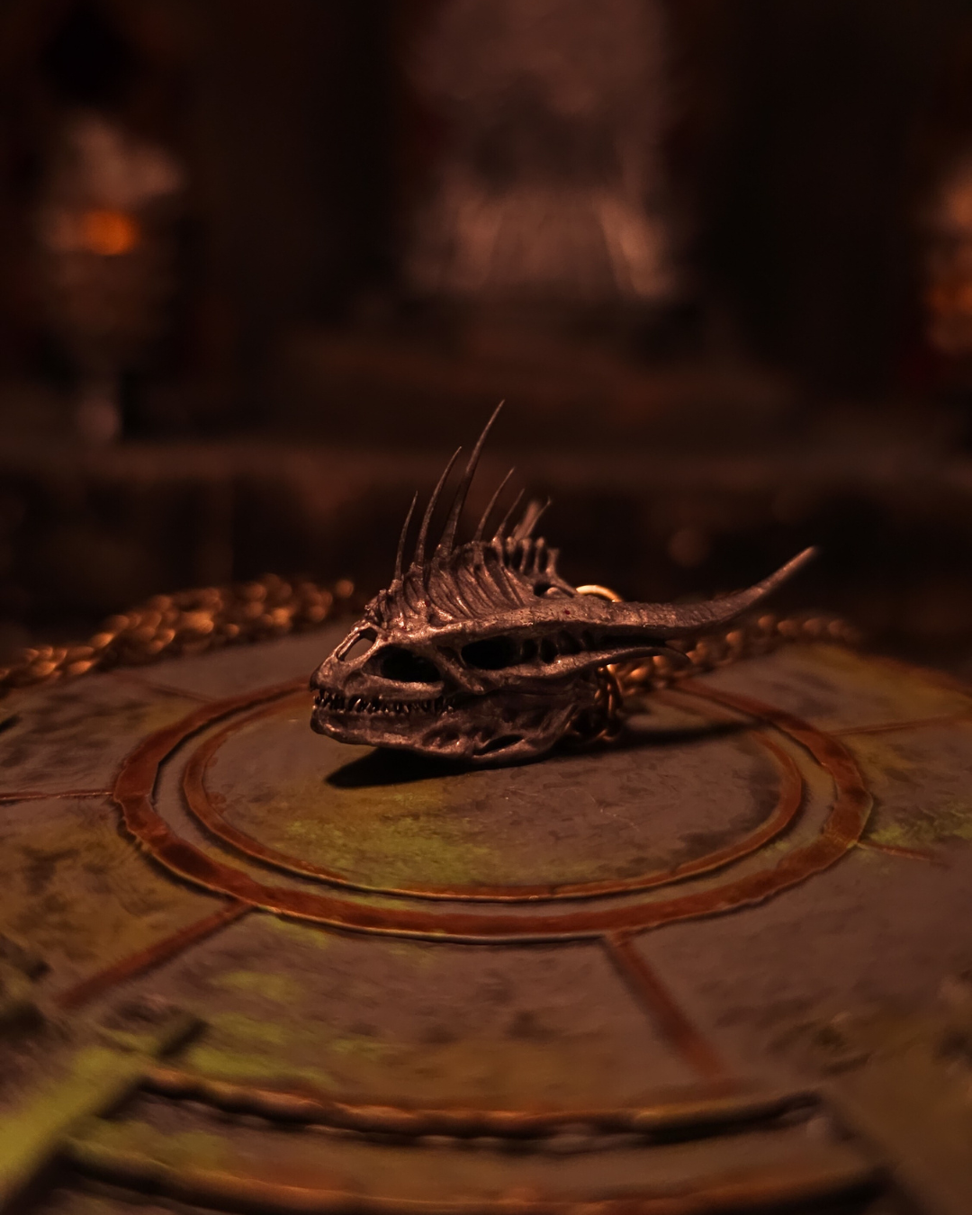 Vue trois-quarts avant du crâne miniature de Moondancer, détails des mâchoires et épines dorsales mis en valeur sur un autel de pierre inspiré du Donjon Rouge.