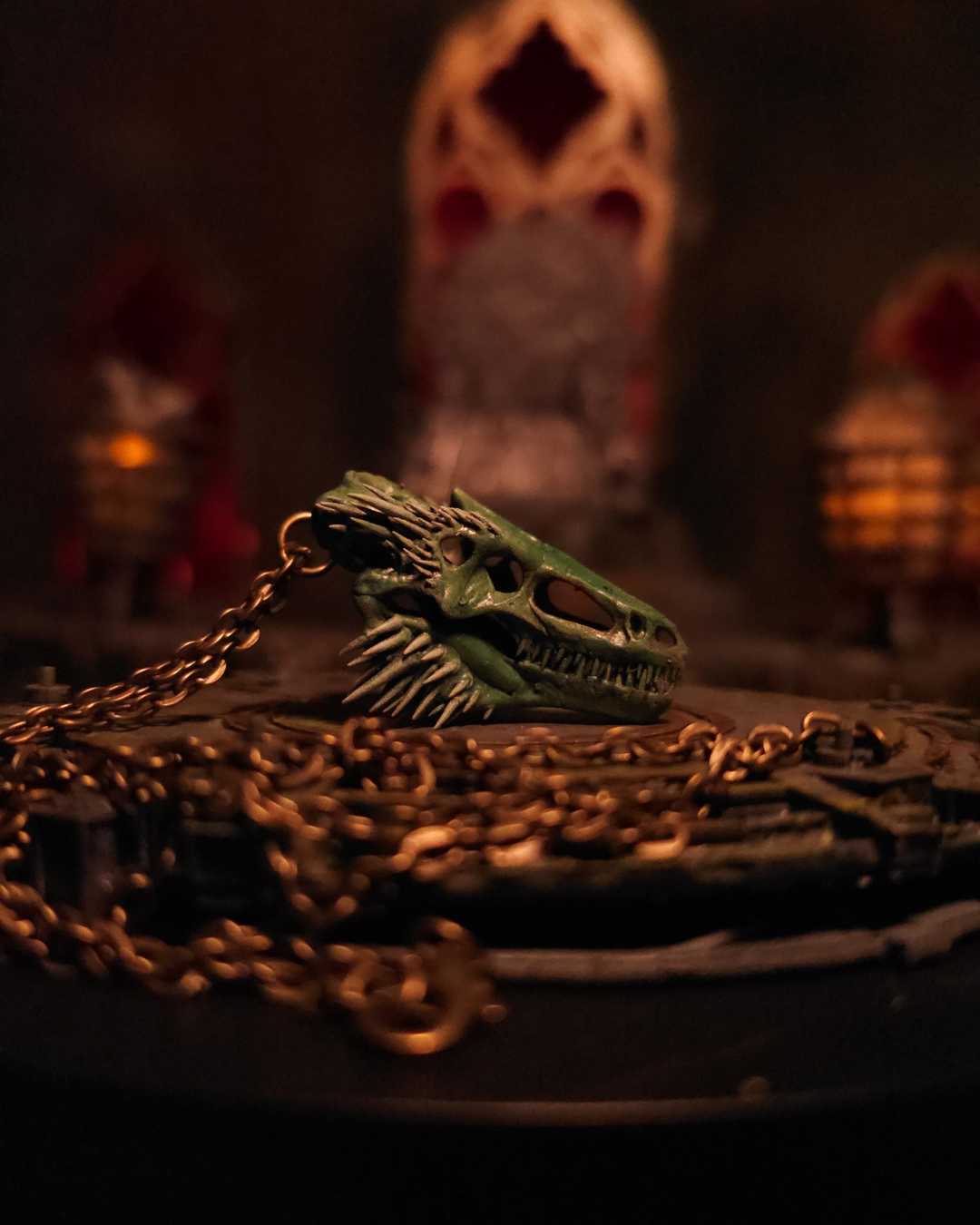 Pendentif crâne de Vhagar en vue trois-quarts, révélant les détails sculptés des arêtes osseuses et crocs, reposant sur un socle antique inspiré de Westeros.