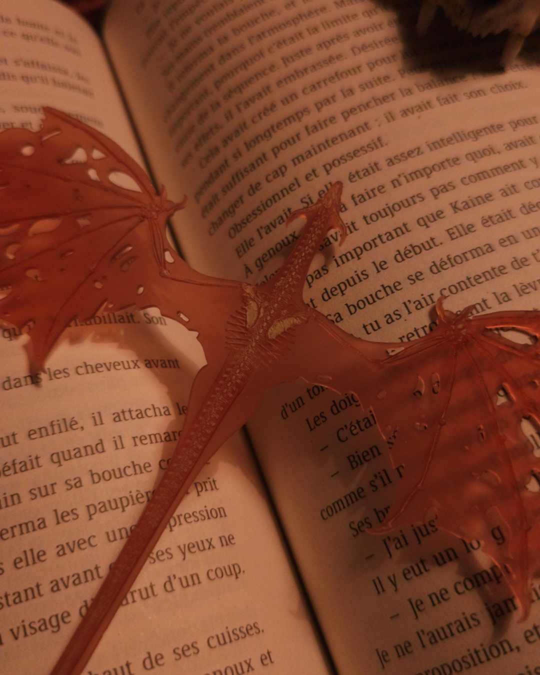 vue rapprochée du marques-pages dragon révélant la texture osseuse et les détails imprimés en 3D, inspiré de l’esthétique gothique et dark fantasy, parfait pour halloween.