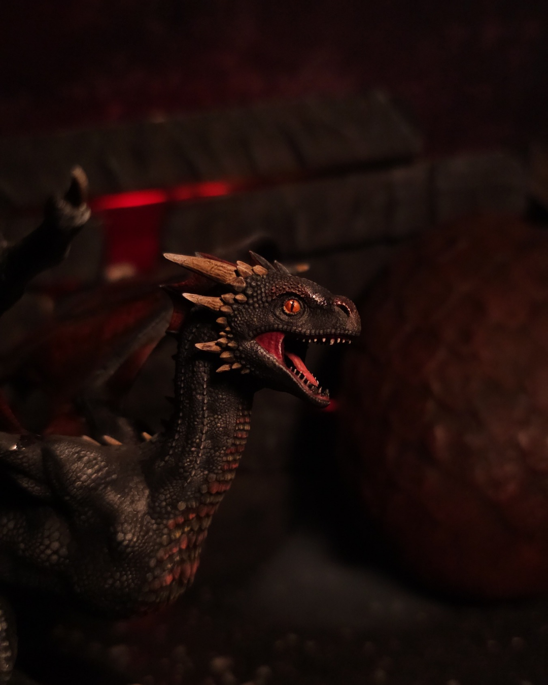 Gros plan sur la tête du bébé dragon Drogon, figurine 3D de collection Mother of Dragons (House of the Dragon)