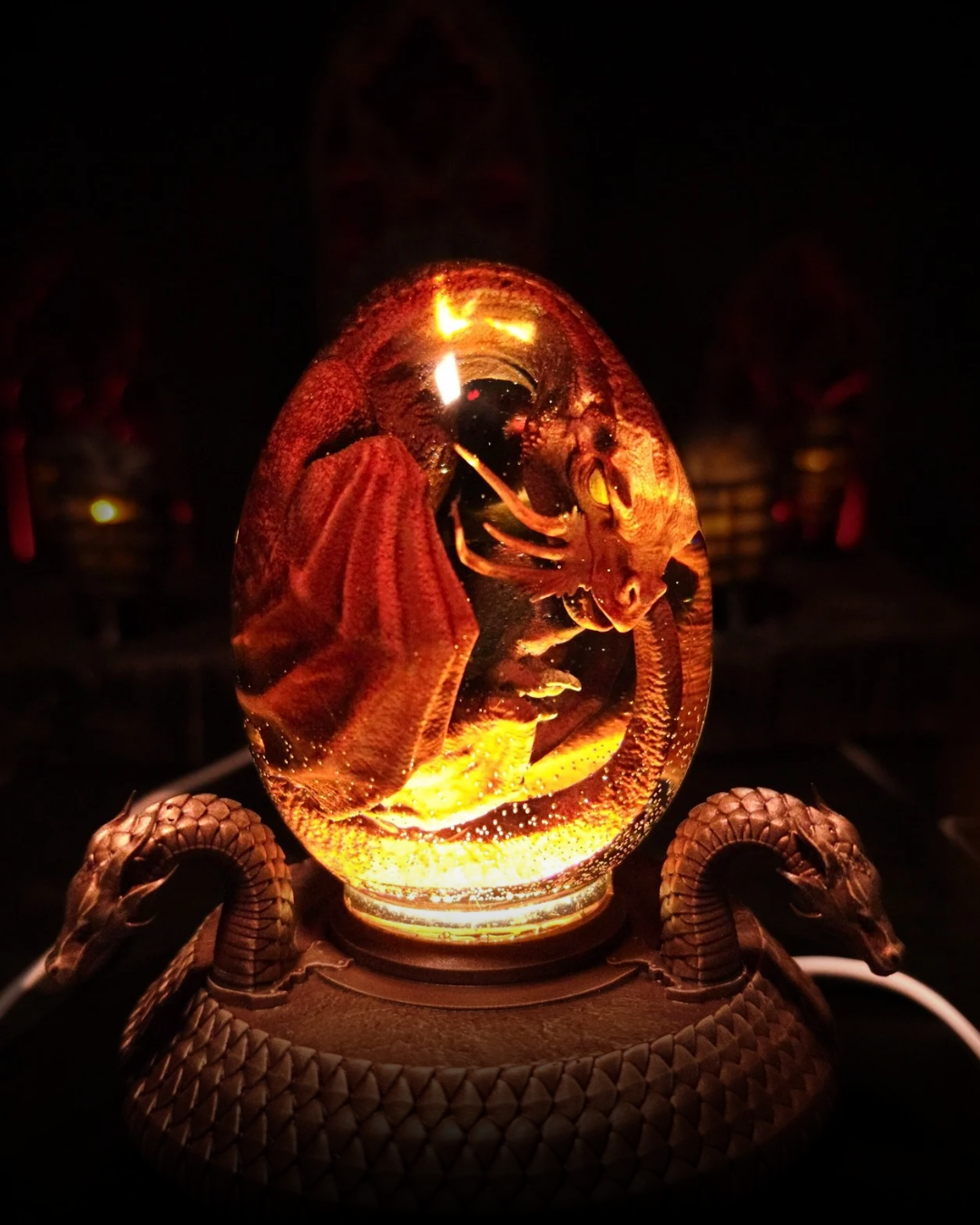 Embryon de dragon rouge en résine éclairé par un socle LED bronze - figurine fantasy The Blood Wyrm pour collectionneur