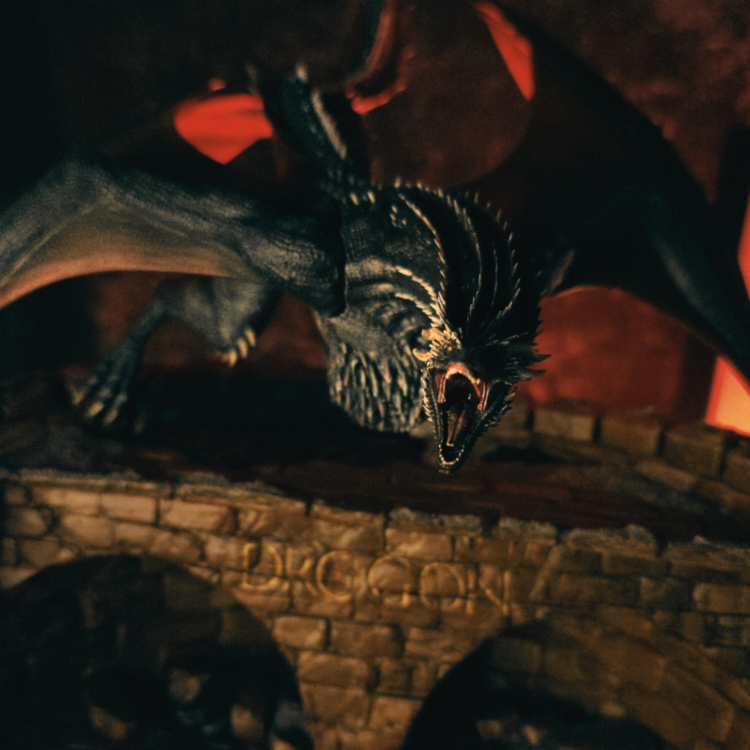Figurine artisanale du dragon Drogon en résine peinte à la main, scène réaliste inspirée de Game of Thrones

