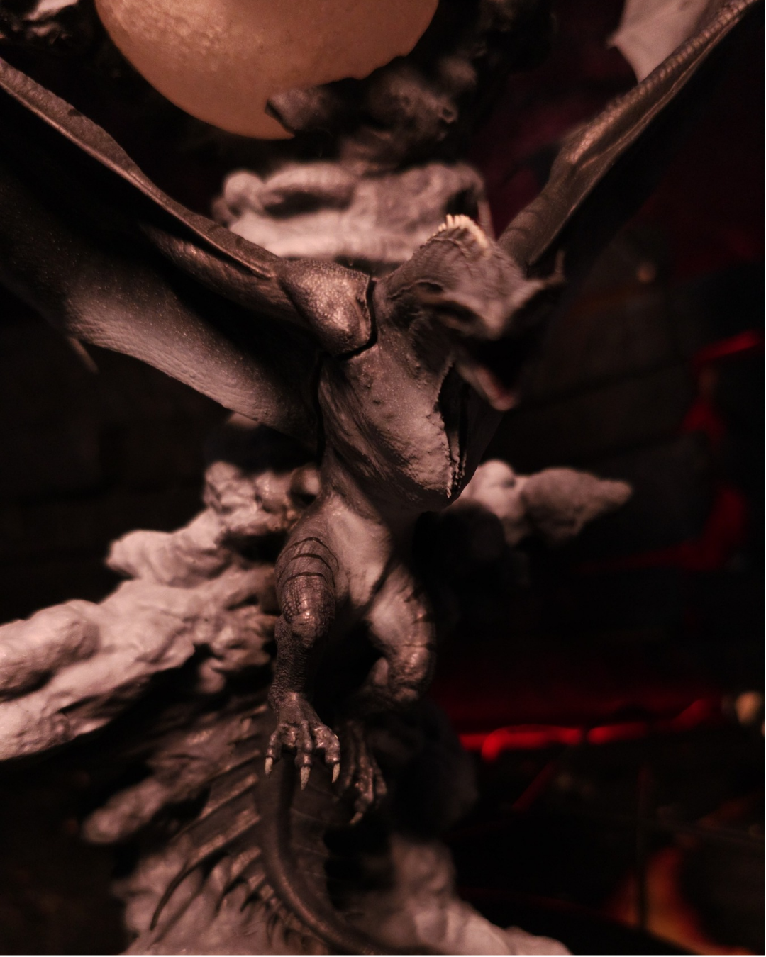 Vue frontale de la figurine Moondancer, dragon suspendu dans un tourbillon de nuages lunaires, édition limitée résine.