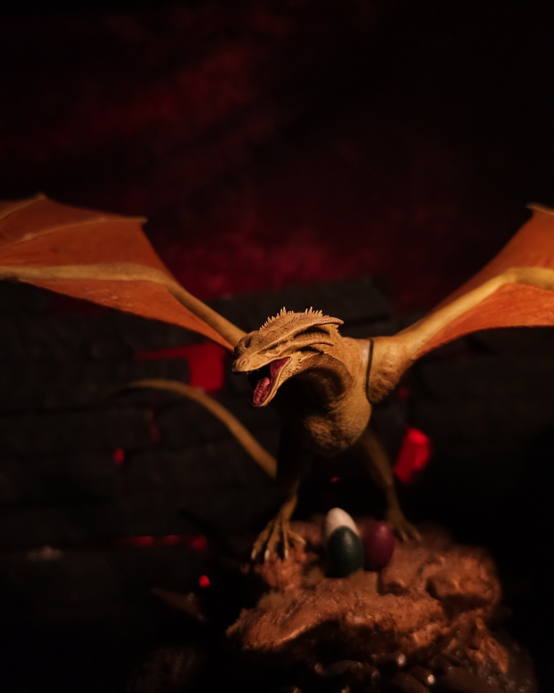 Vue frontale de la figurine Syrax (dragon de Daenerys), posée sur son nid d’œufs, sculpture résine détaillée inspirée de Game of Thrones.