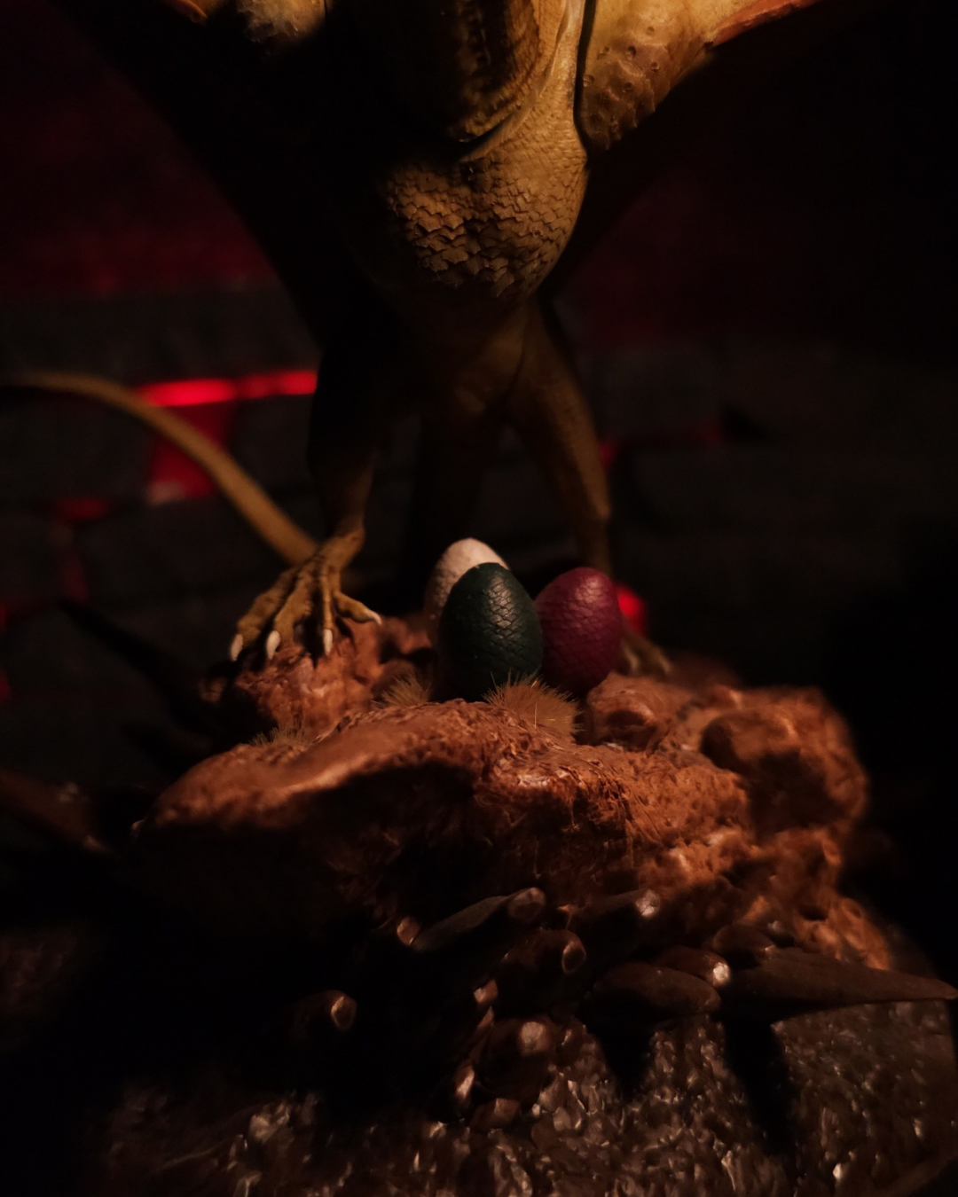 Gros plan sur le nid de Syrax avec ses œufs multicolores, base rocheuse détaillée en résine, figurine artisanale inspirée de House of the Dragon et Game of Throne