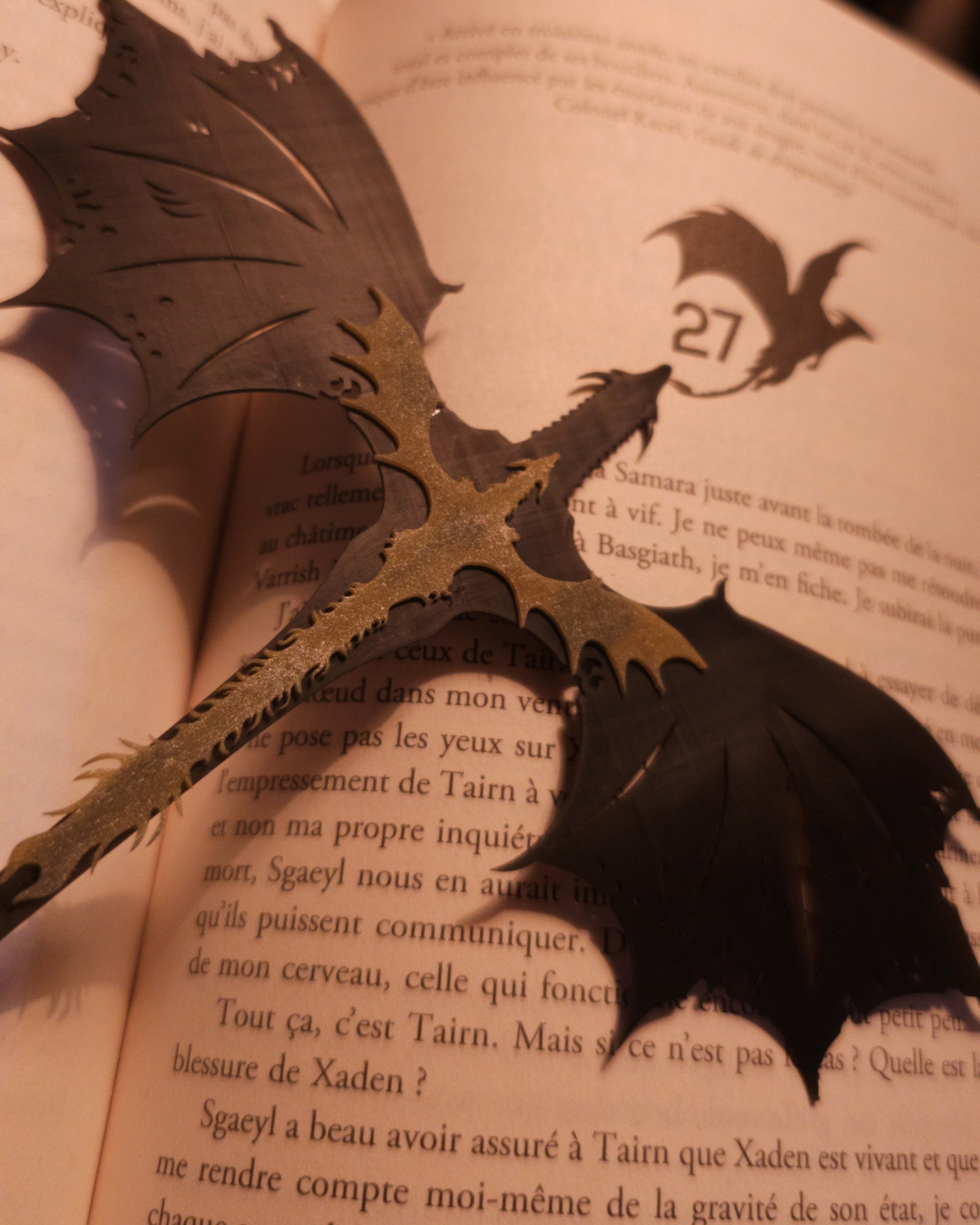 Zoom sur les ailes détaillées du marque-page dragon FourthWing, avec texture en résine noire et reflets dorés. Une finition artisanale qui rappelle les figurines de dragon haut de gamme.