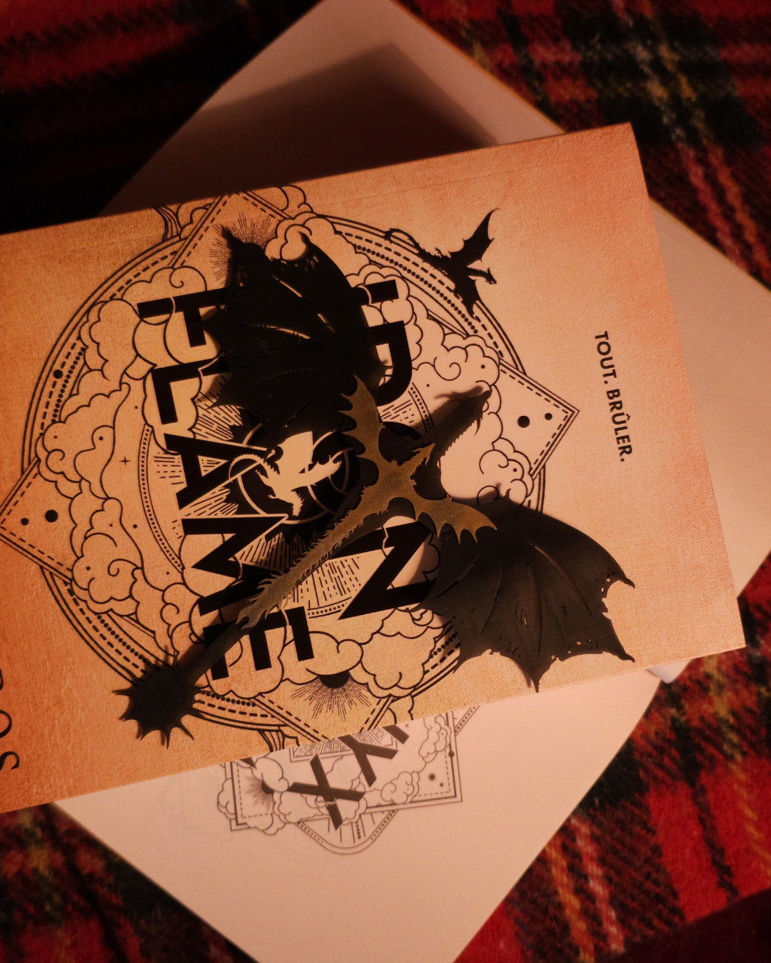 Le marque-page dragon FourthWing est posé sur le roman Iron Flame, montrant son design noir et doré inspiré d’Andarna. Un accessoire fantasy élégant assorti à l’univers des dragons.