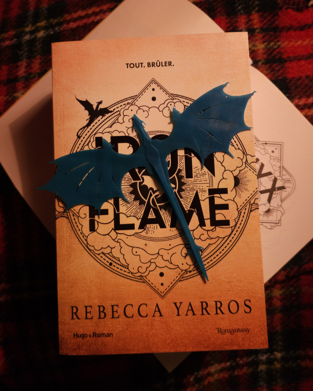 Marque-page dragon bleu inspiré de Fourth Wing, posé sur la couverture du roman Iron Flame de Rebecca Yarros. Accessoire de lecture fantasy pour fans de romantasy et collectionneurs de dragons.
