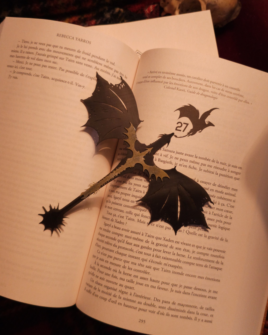 Le duo de dragons Tairn et Andarna se déploie entre les pages d’un roman. Le marque-page en résine 3D souligne un univers fantasy riche, idéal pour les amateurs de figurine de dragon et de romantasy.