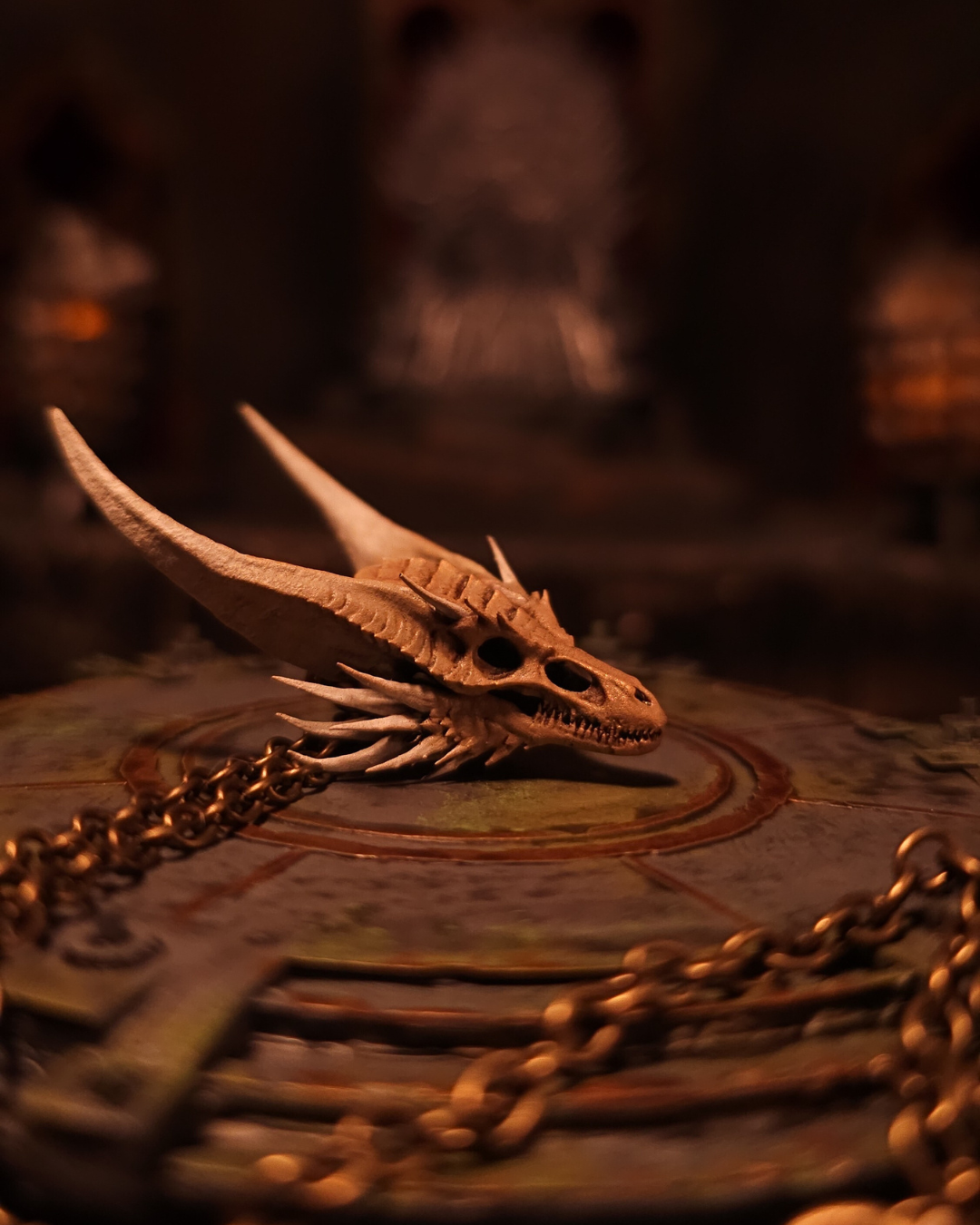 Pendentif tête de Sunfyre, dragon doré légendaire – inspiration fantasy médiévale
