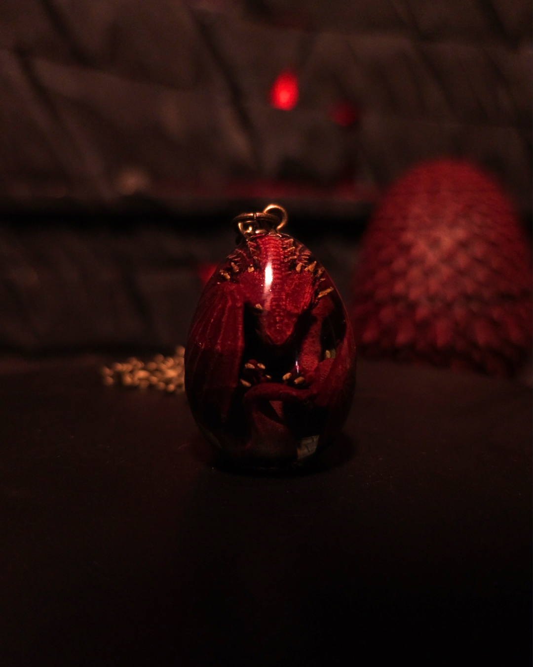 Bijou fantasy The Red Queen : dragon rouge en gestation dans une résine brillante - collier inspiré de House of the Dragon

